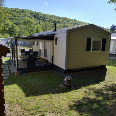 Stacaravan met 2 slaapkamers te koop op een kampeerplaats in de Ardennen in België
