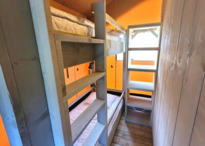 Safaritent met 2 slaapkamers en doucheruimte op een camping in België