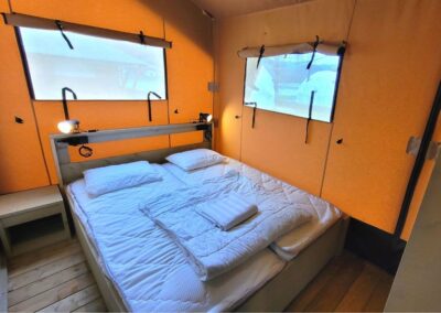 Safaritent met groot tweepersoonsbed op camping Belgische Ardennen