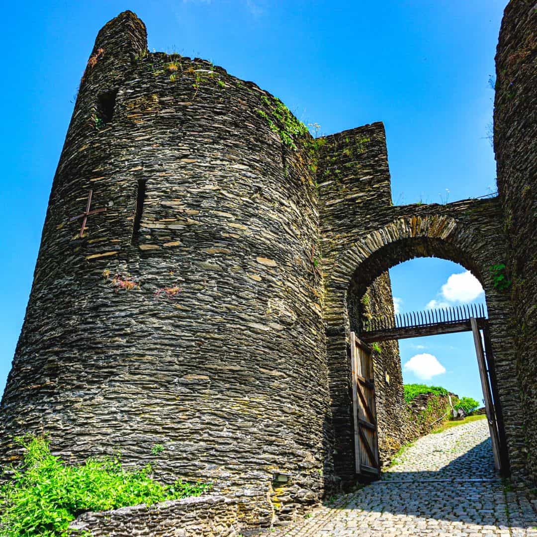 De ingang van het kasteel van La Roche-en-Ardenne