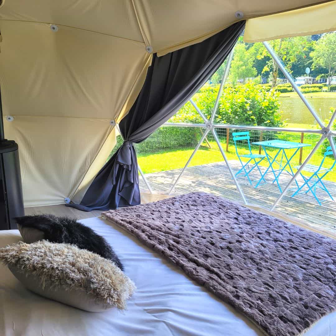 Kamer met uitzicht op het meer in een camping Ardennen België