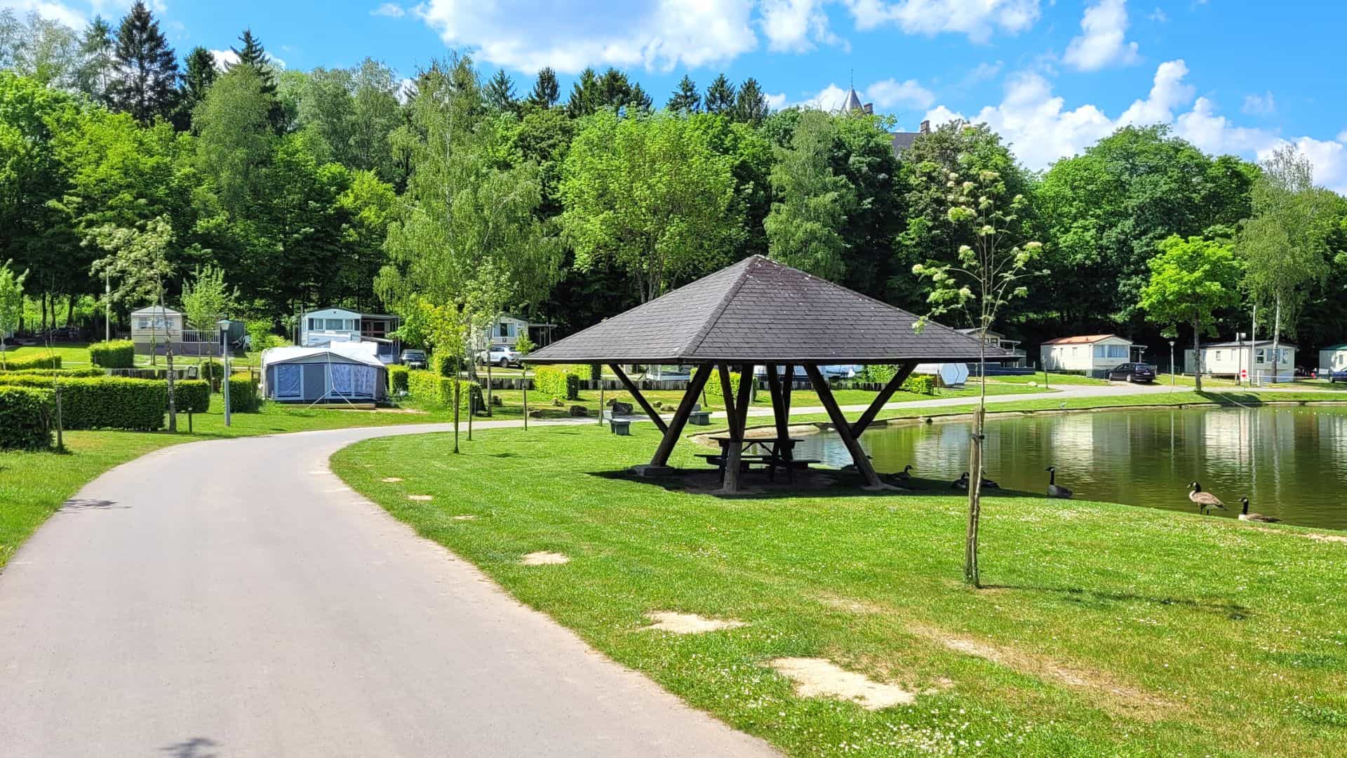 Toeristische kampeerplaatsen voor caravans en tenten op Domaine Le Val de l'Aisne in de Belgische Ardennen