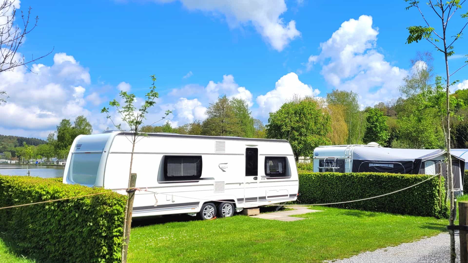 Grote kampeerplaatsen voor caravans en tenten in de Ardennen in België