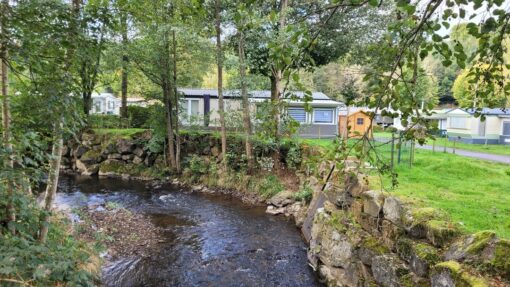 Stacaravan met 2 slaapkamers aan de rivier te koop in de Ardennen