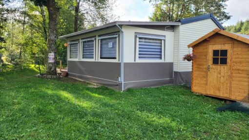 Stacaravan met 2 slaapkamers en luifel te koop in de Ardennen