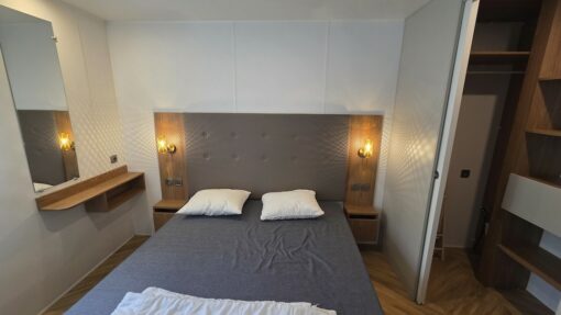Grote ouderslaapkamer met kleedkamer