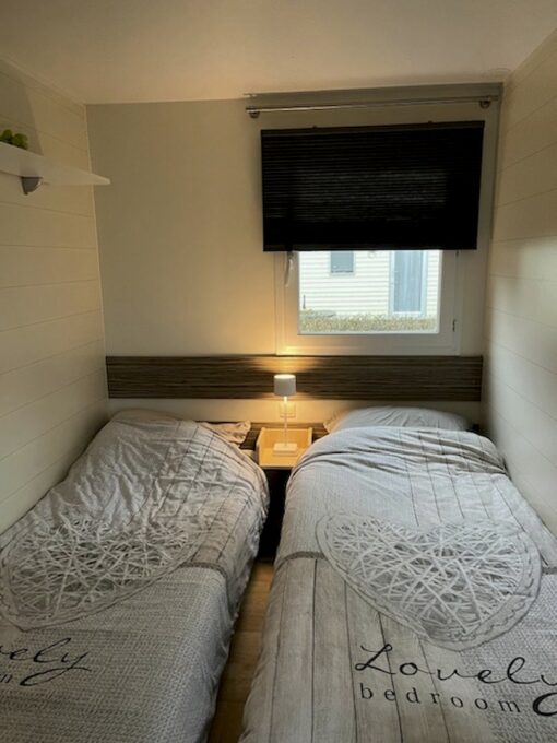 Slaapkamer met 2 eenpersoonsbedden