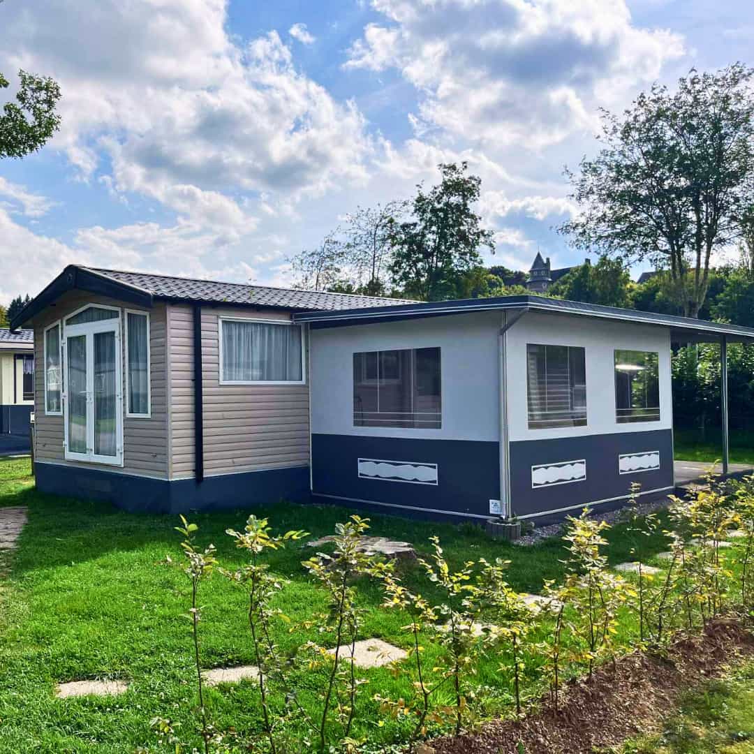 Gezins stacaravan met drie slaapkamers te huur vlakbij de visvijver op een natuurcamping in de Ardennen