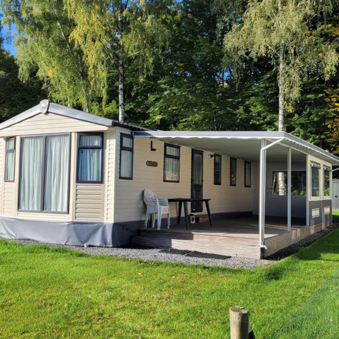 Stacaravan met drie slaapkamers en voortent te huur op een camping in de Ardennen, gelegen aan het water met uitzicht op de visvijver