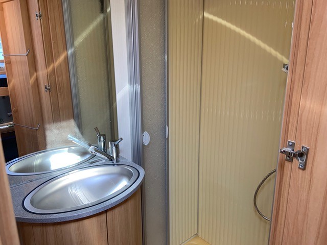 Trekcaravan Dethleffs Camper 550 T 6 personen met voortent - Afbeelding 2