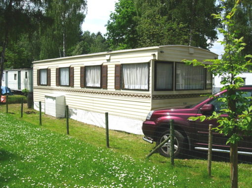 Caravane sur terrain de camping dans les Ardennes belges