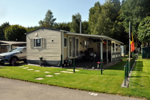 Caravane 2 chambres avec poele à pellet a vendre sur terrain de camping en Ardenne belge
