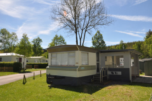Caravane à vendre avec auvent dans camping dans les Ardennes belges