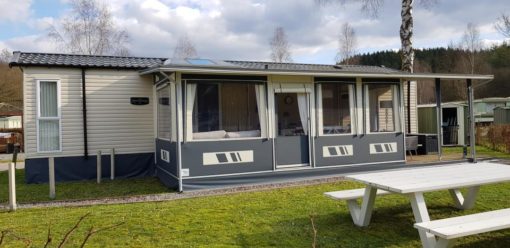 Caravane de luxe 2 chambres et auvent à vendre sur emplacement de camping en Ardennes