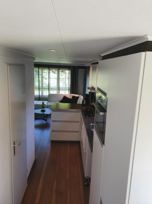 Cuisine ultra équipée Mobile home très haut de gamme sur emplacement de camping en Belgique Ardenne