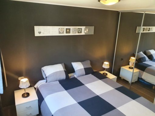 Chambre lit double Mobile home très haut de gamme sur emplacement de camping en Belgique Ardenne