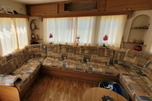 Caravane Nordstar 2 chambre à vendre camping Belgique. Grand salon d'angle