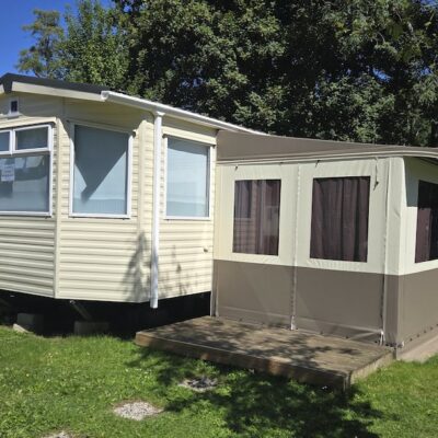 Mobil-home au bord de-la rivière à vendre sur grand emplacement de camping en Ardenne