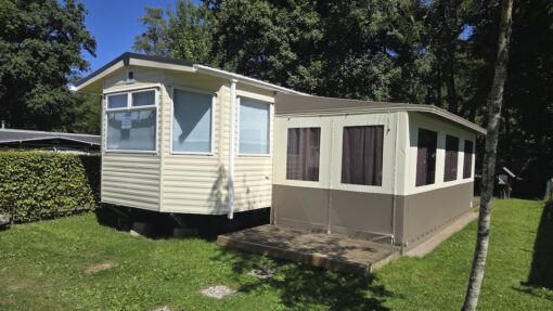 Mobil-home au bord de-la rivière à vendre sur grand emplacement de camping en Ardenne
