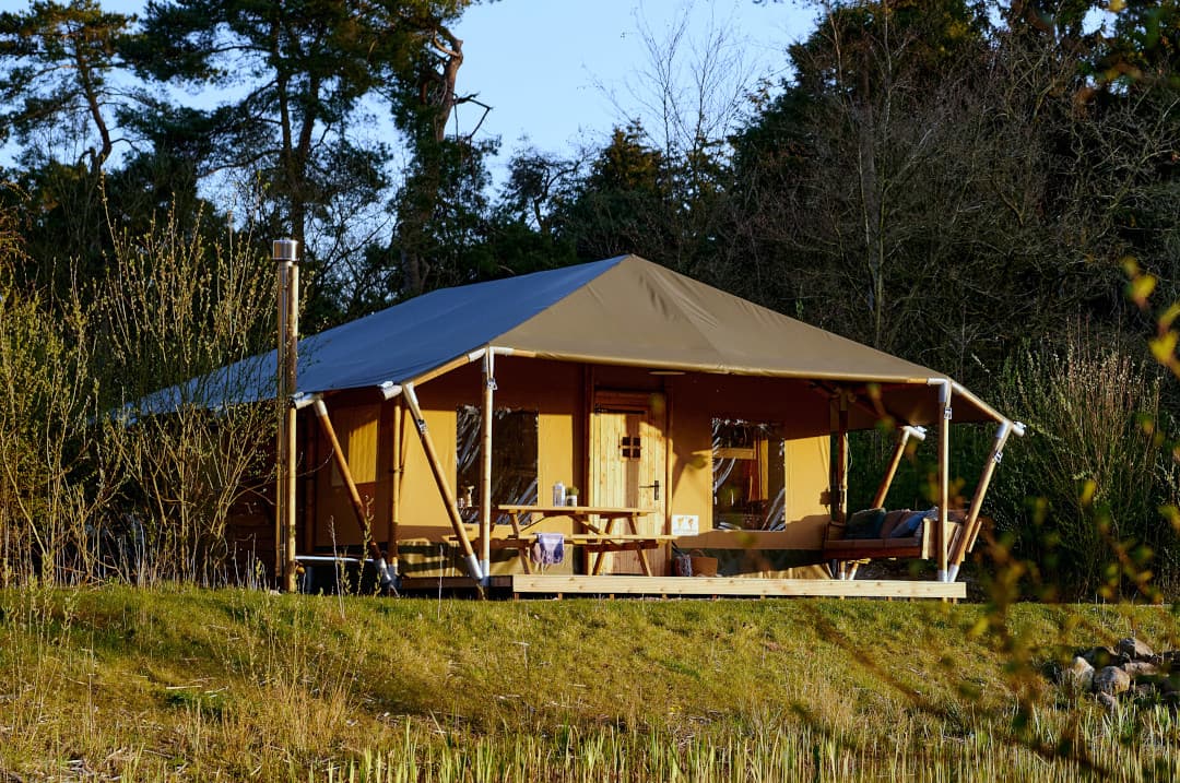 Tente safari 2 chambres et terrasse glamping dans les Ardenne belges