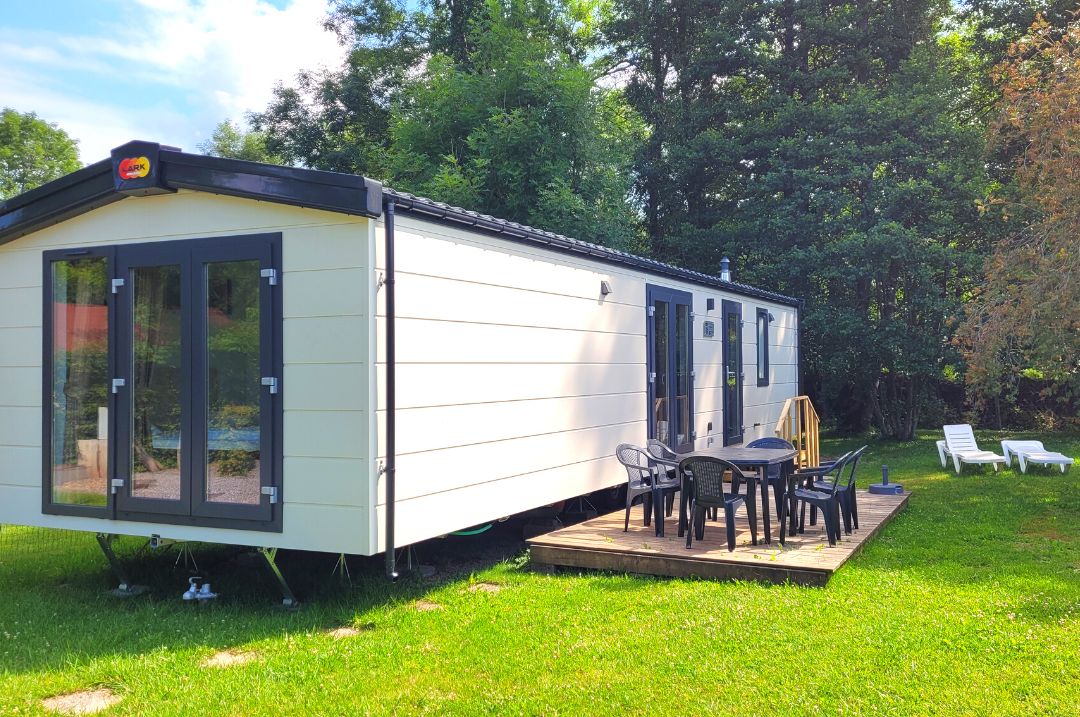 Caravane et mobil-home à vendre sur emplacement de camping en Ardenne belge