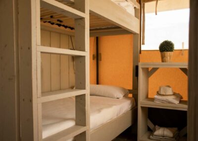 Tente safari avec 2 chambres et salle de douche sur camping en Belgique