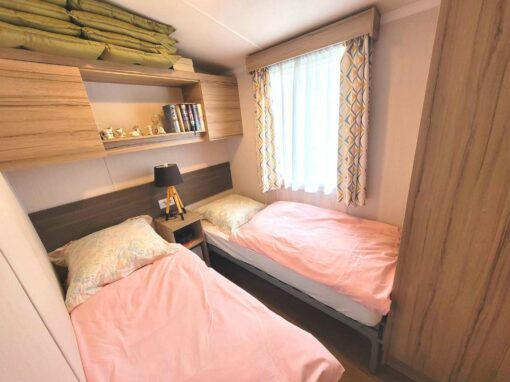 Chambre avec 2 lits simples et nombreux rangements