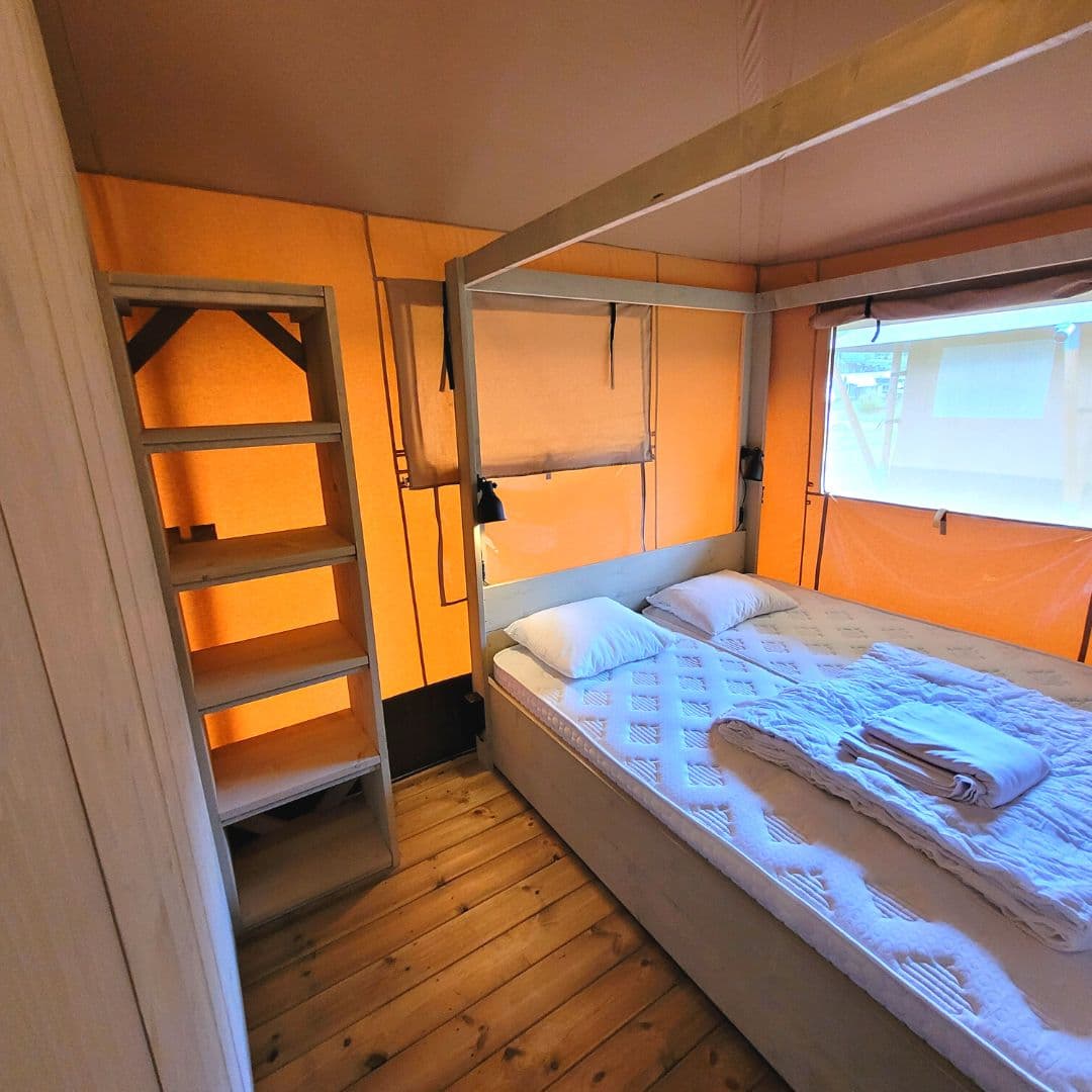 Tente safari avec chambre avec grand lit double