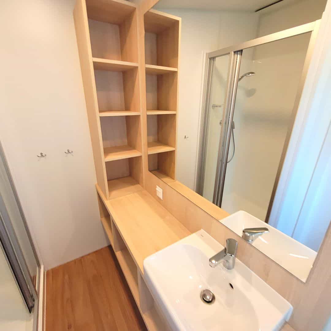 Salle de douche et toilette des mobil-homes 3 chambres pour 6 personnes. Camping Le Val de l'Aisne dans les Ardennes en Belgique