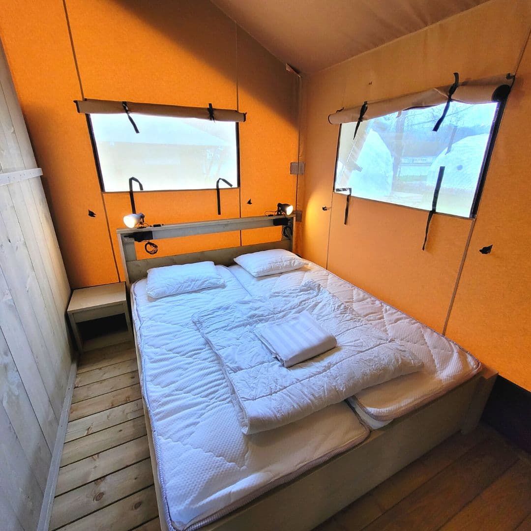 Chambre des tentes safari avec grand lit pour 2 personnes
