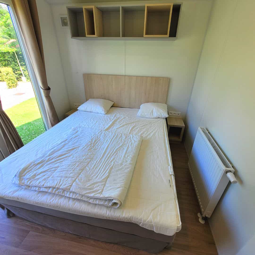 Chambre à coucher avec grand lit double des mobil-homes à louer en Ardennes