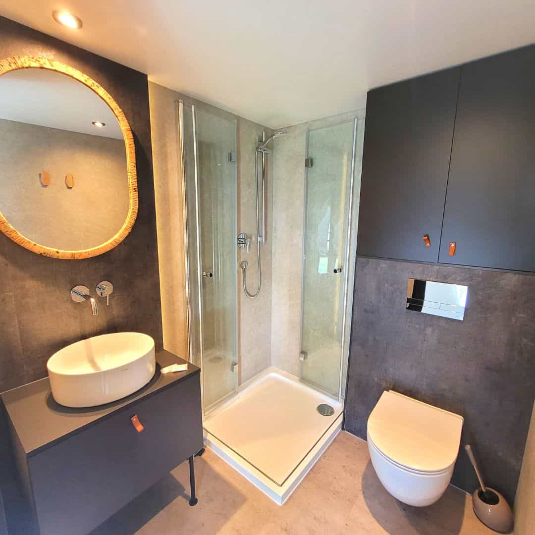 Glamping tout confort avec salle de douche et toilette dans un camping en Belgique
