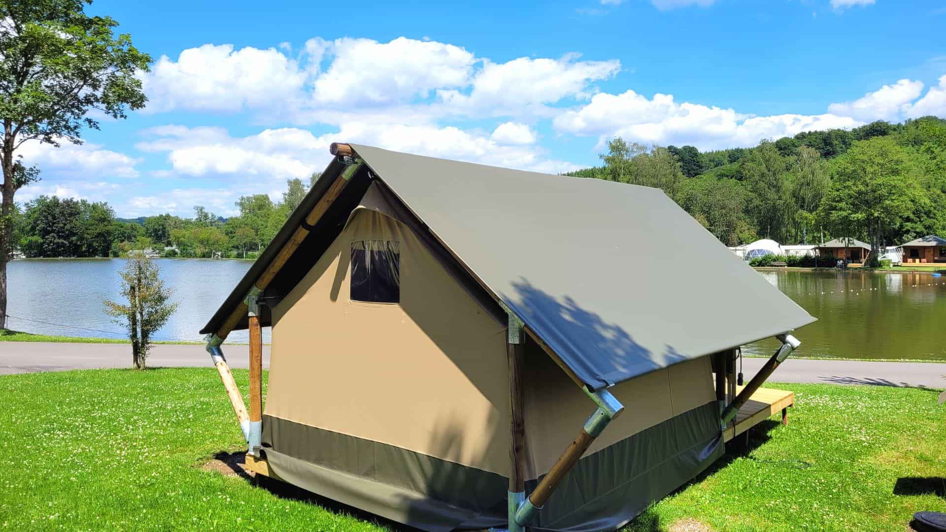 Location de petite tente safari pour 2 personnes en Ardenne. Située juste en face de l'étang de pêche