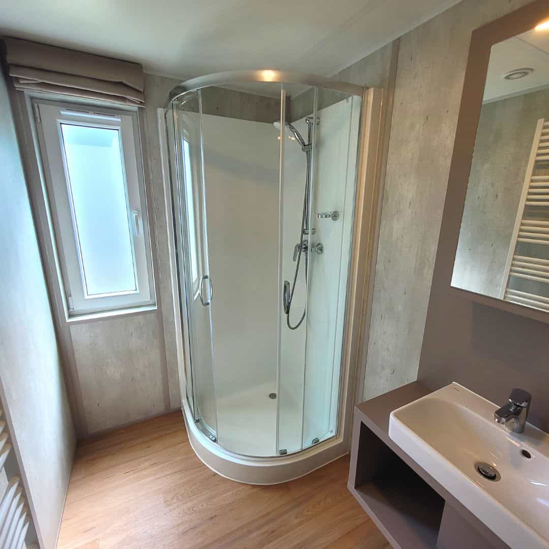 Mobil-home 2 chambres avec salle de douche et toilettes séparée