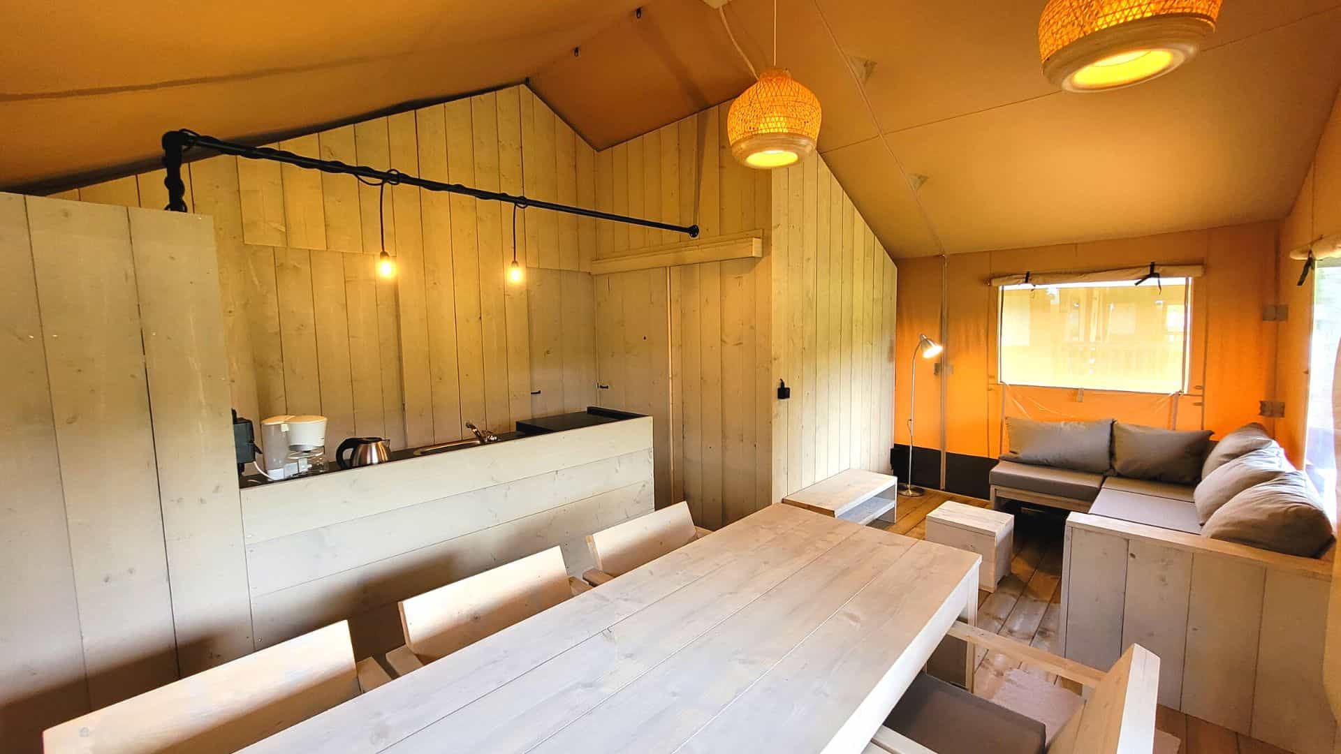 Salle à manger dans la tente safari pour 6 personnes dans un camping en Ardenne belge