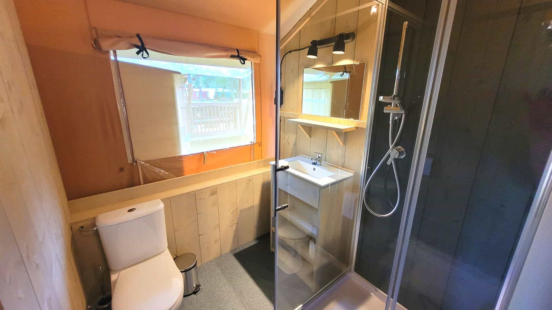 Glamping tout confort en Ardenne dans les tentes safari avec salle de douche et toilette.