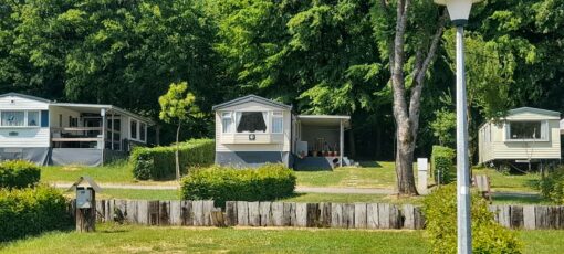 Mobil-home récent avec 3 chambres à vendre sur emplacement de camping avec étang de pèche en Ardenne belge