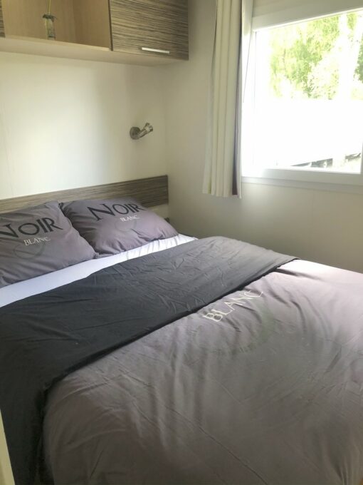 Chambre avec lit double