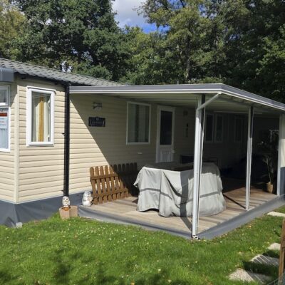 Mobil-home à vendre sur emplacement de camping au bord de l'eau en Ardenne