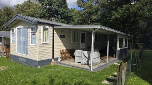 Mobil-home à vendre sur emplacement de camping au bord de l'eau en Ardenne